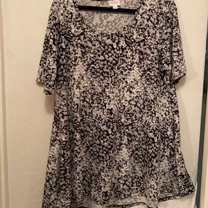 LulaRoe tee xl (18-22).